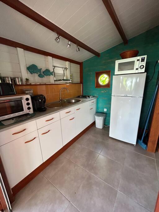 Bungalow, Gite Les Fleurs Du Colibri Bouillante Exterior photo